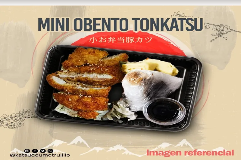 Mini Obento Tonkatsu — media porción de cerdo panko con tamagoyaki y onigiri