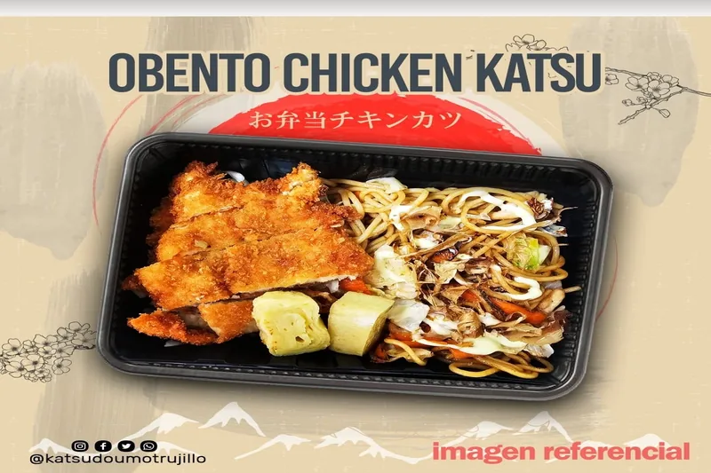 Obento Chicken Katsu — bento completo con filete de pollo panko, tamagoyaki y yakisoba